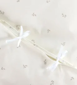 Nørgaard Madsens Sengetøj - Baby - Hvid m. Beige Blade
