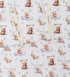 Nørgaard Madsens Sengetøj - Baby - Hvid m. Bamse På Gynge
